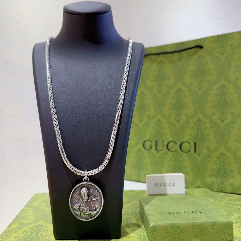 G*u*i necklaces